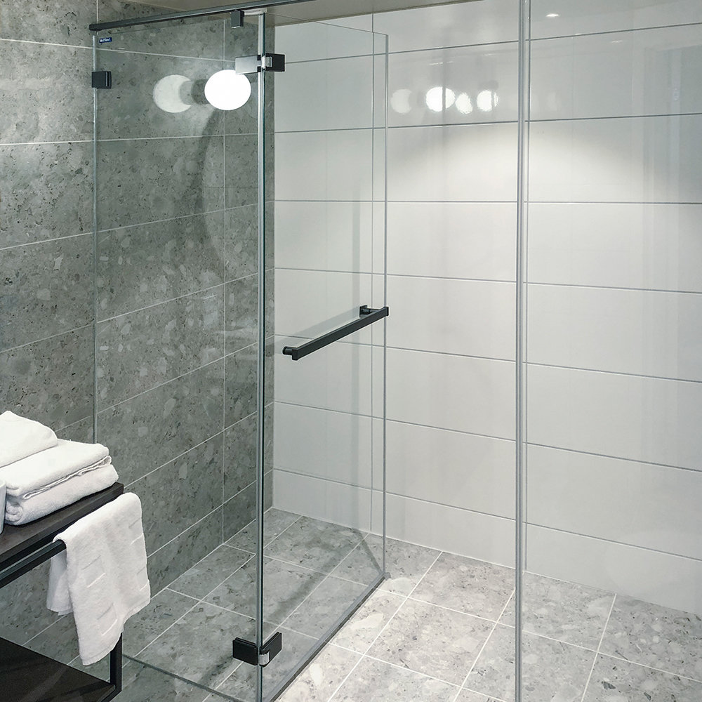 Duschwände - Profile, Scharniere und Griffe in einem edlen, matten Grafit-Design gehalten.	25:	Box doccia - Profili, cerniere e maniglie realizzati in un elegante design grafite opaco.	24:	Parois de douche - Profilés, charnières et poignées d’un design graphite mat et sophistiqué.	26:	Parois de douche - Profilés, charnières et poignées d’un design graphite mat et sophistiqué.	27:	Douchewanden - profielen, scharnieren en grepen in een edel, mat grafietdesign gehouden.	1:	Shower enclosures – profiles, hinges and handles in an elegant, matt graphite design.	3:	Parois de douche - Profilés, charnières et poignées d’un design graphite mat et sophistiqué.	7:	Box doccia - Profili, cerniere e maniglie realizzati in un elegante design grafite opaco.	8:	Douchewanden - profielen, scharnieren en grepen in een edel, mat grafietdesign gehouden.	29:	Shower enclosures – profiles, hinges and handles in an elegant, matt graphite design.	28:	Dusjvegger - profiler, hengsler og håndtak i elegant, matt grafittdesign.	14:	Душевые стенки — профили, шарниры и ручки благородного дизайна с матовым графитовым блеском.	10:	Duschväggar - profiler, gångjärn och handtag i en ädel, matt grafitkonstruktion.	16:	Duschwände - Profile, Scharniere und Griffe in einem edlen, matten Grafit-Design gehalten.