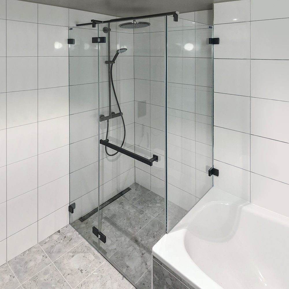 Duschwände - Profile, Scharniere und Griffe in einem edlen, matten Grafit-Design gehalten.	25:	Box doccia - Profili, cerniere e maniglie realizzati in un elegante design grafite opaco.	24:	Parois de douche - Profilés, charnières et poignées d’un design graphite mat et sophistiqué.	26:	Parois de douche - Profilés, charnières et poignées d’un design graphite mat et sophistiqué.	27:	Douchewanden - profielen, scharnieren en grepen in een edel, mat grafietdesign gehouden.	1:	Shower enclosures – profiles, hinges and handles in an elegant, matt graphite design.	3:	Parois de douche - Profilés, charnières et poignées d’un design graphite mat et sophistiqué.	7:	Box doccia - Profili, cerniere e maniglie realizzati in un elegante design grafite opaco.	8:	Douchewanden - profielen, scharnieren en grepen in een edel, mat grafietdesign gehouden.	29:	Shower enclosures – profiles, hinges and handles in an elegant, matt graphite design.	28:	Dusjvegger - profiler, hengsler og håndtak i elegant, matt grafittdesign.	14:	Душевые стенки — профили, шарниры и ручки благородного дизайна с матовым графитовым блеском.	10:	Duschväggar - profiler, gångjärn och handtag i en ädel, matt grafitkonstruktion.	16:	Duschwände - Profile, Scharniere und Griffe in einem edlen, matten Grafit-Design gehalten.